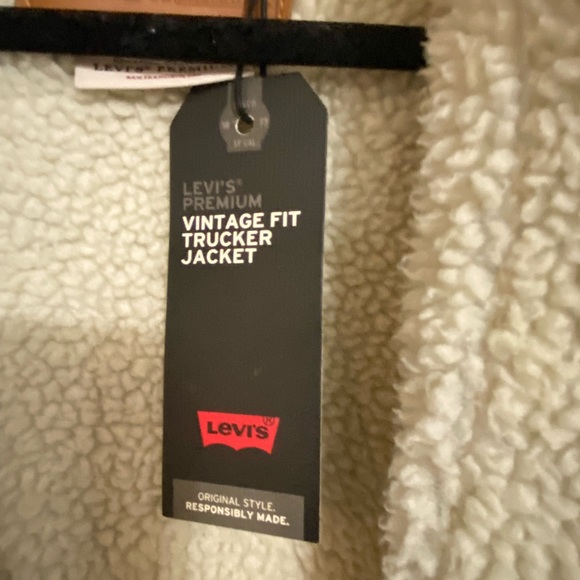 Levi's Men's Denim Sherpa Lined Insulated Trucker Denim Jacket, Light Wash, S - Picture 9 of 12